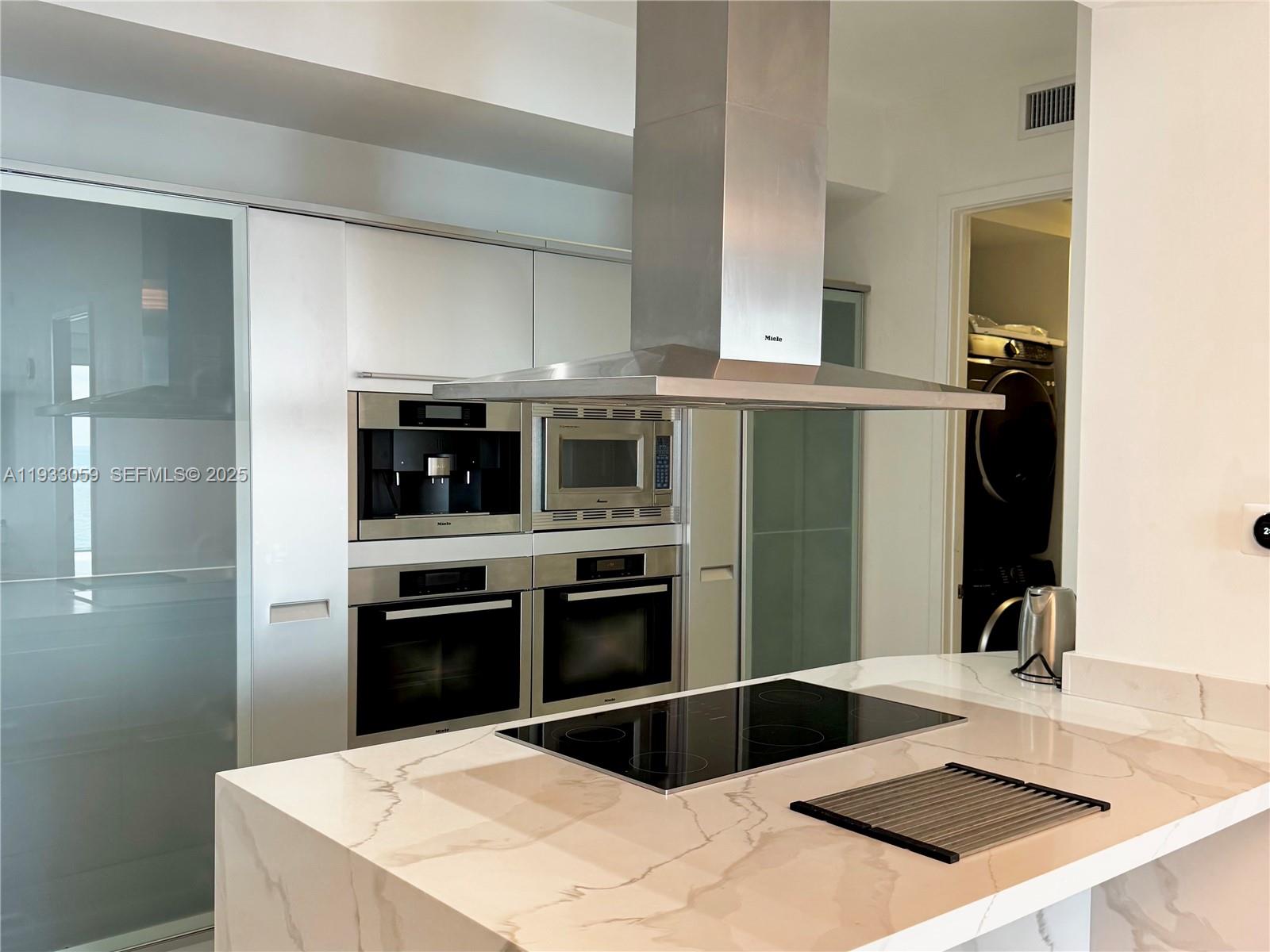 3308 2 / 4 1570 sq. ft. $ 2025-12-18 0 foto