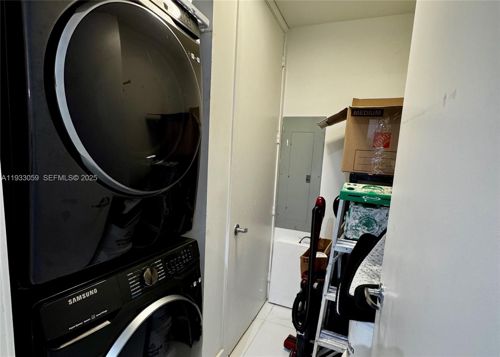 3308 2 / 4 1570 sq. ft. $ 2025-12-18 0 foto