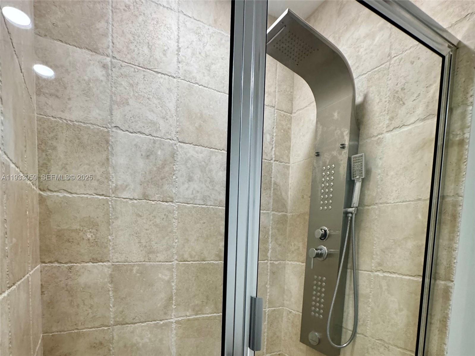 3308 2 / 4 1570 sq. ft. $ 2025-12-18 0 foto