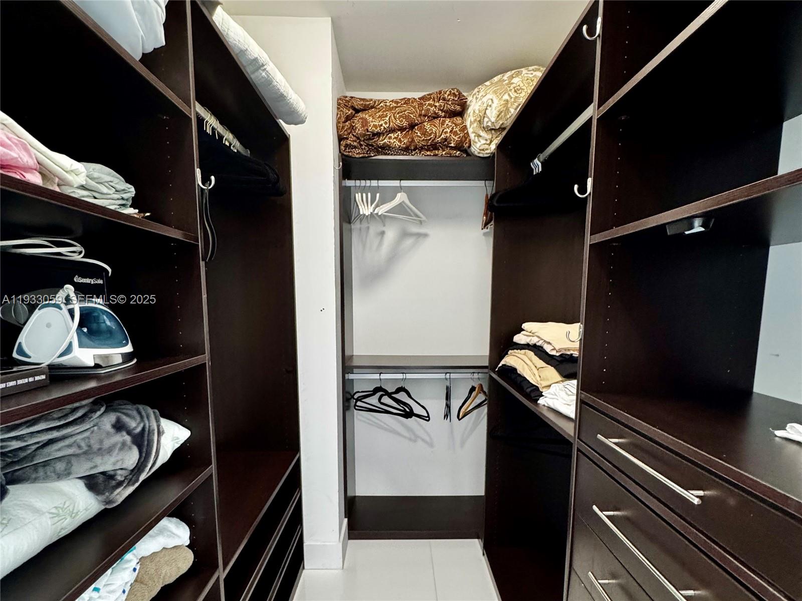 3308 2 / 4 1570 sq. ft. $ 2025-12-18 0 foto