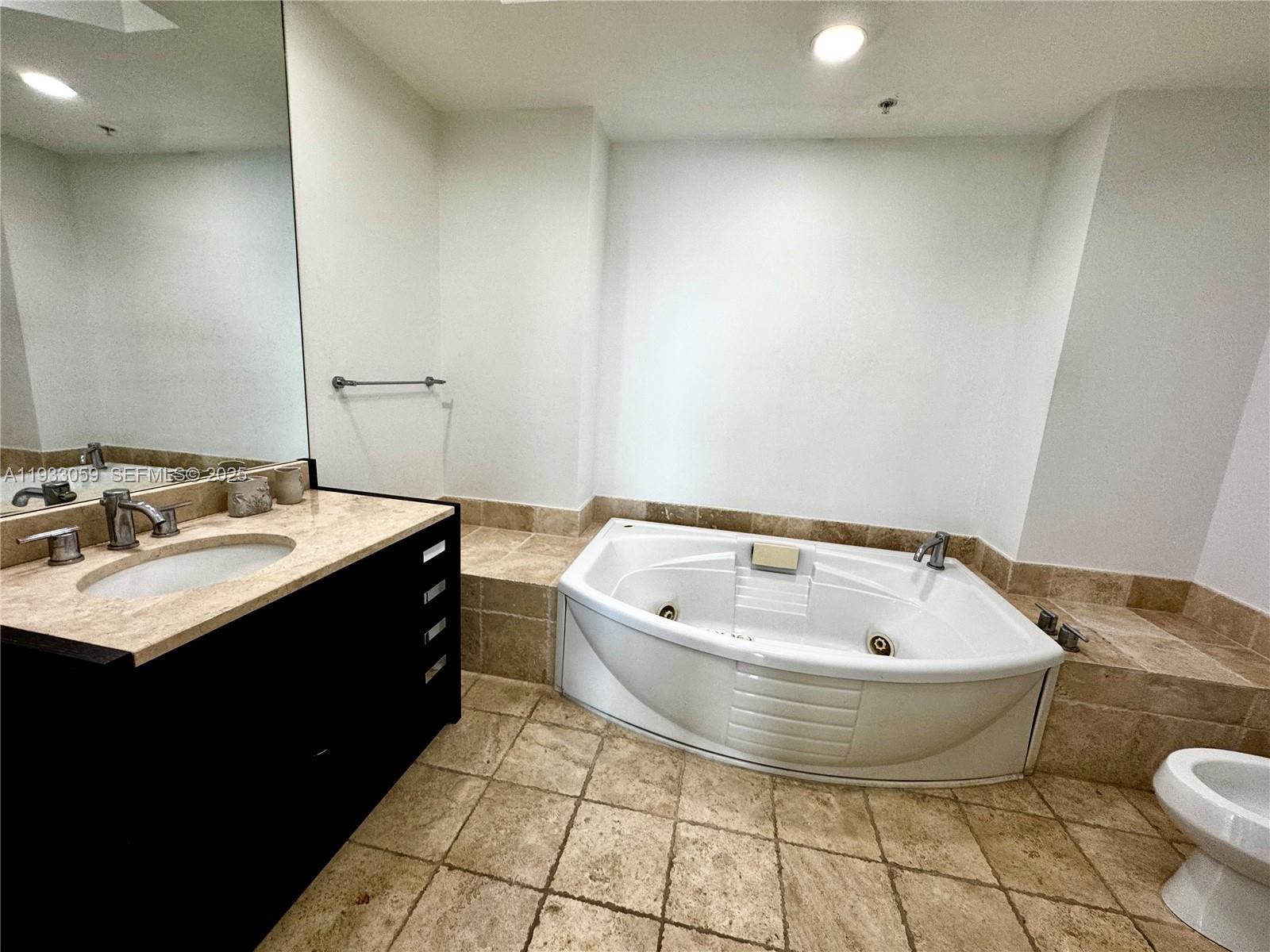 3308 2 / 4 1570 sq. ft. $ 2025-12-18 0 foto