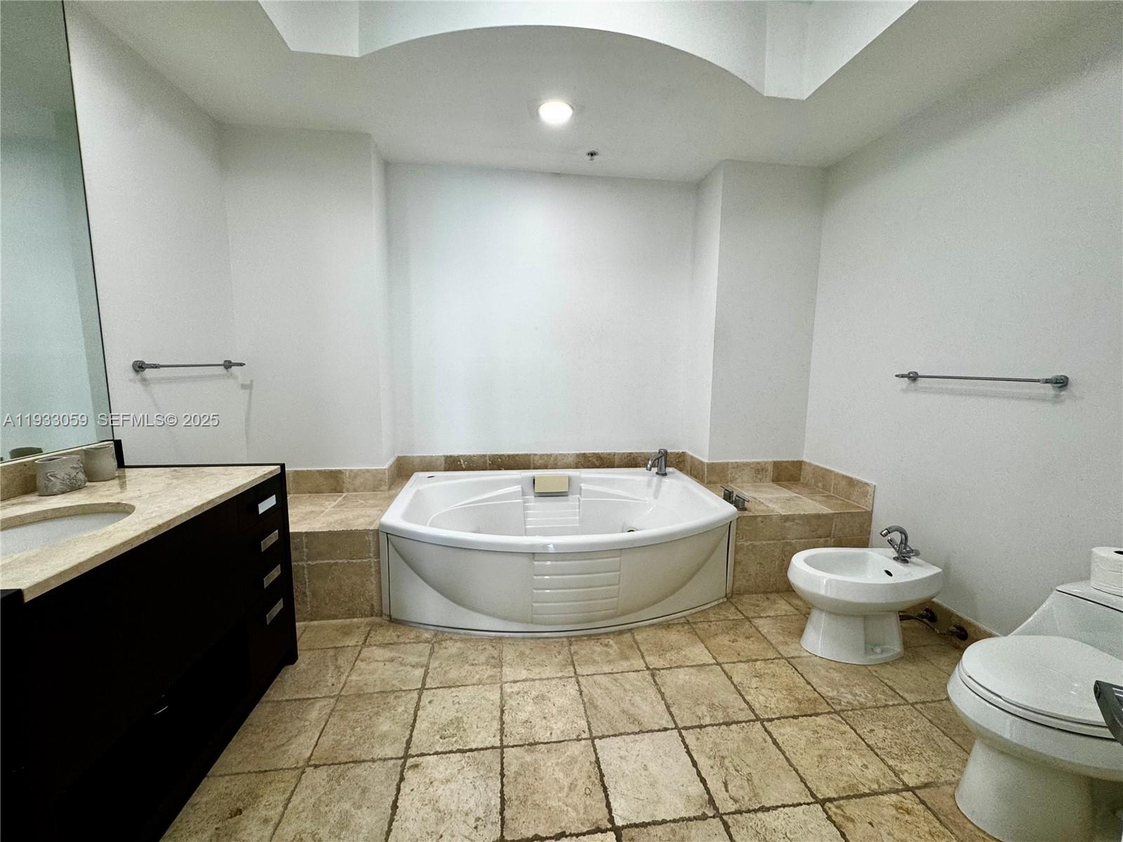 3308 2 / 4 1570 sq. ft. $ 2025-12-18 0 foto