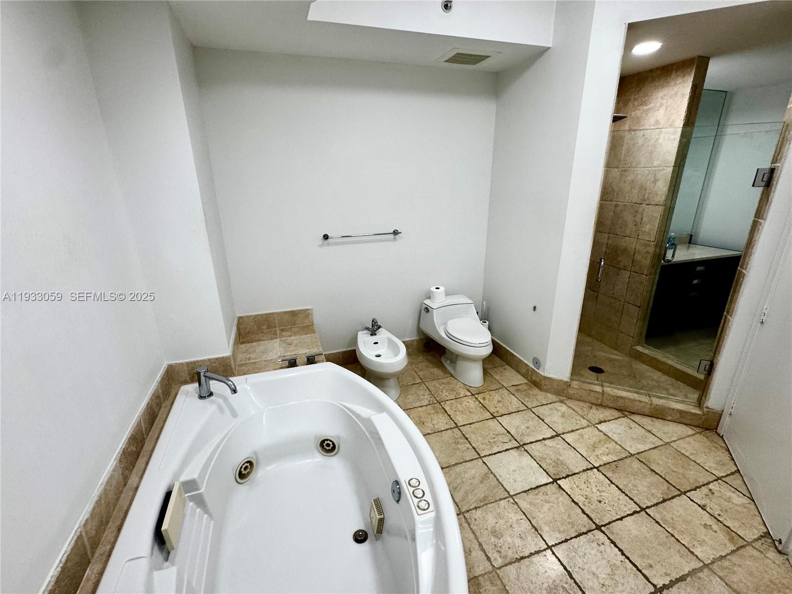 3308 2 / 4 1570 sq. ft. $ 2025-12-18 0 foto