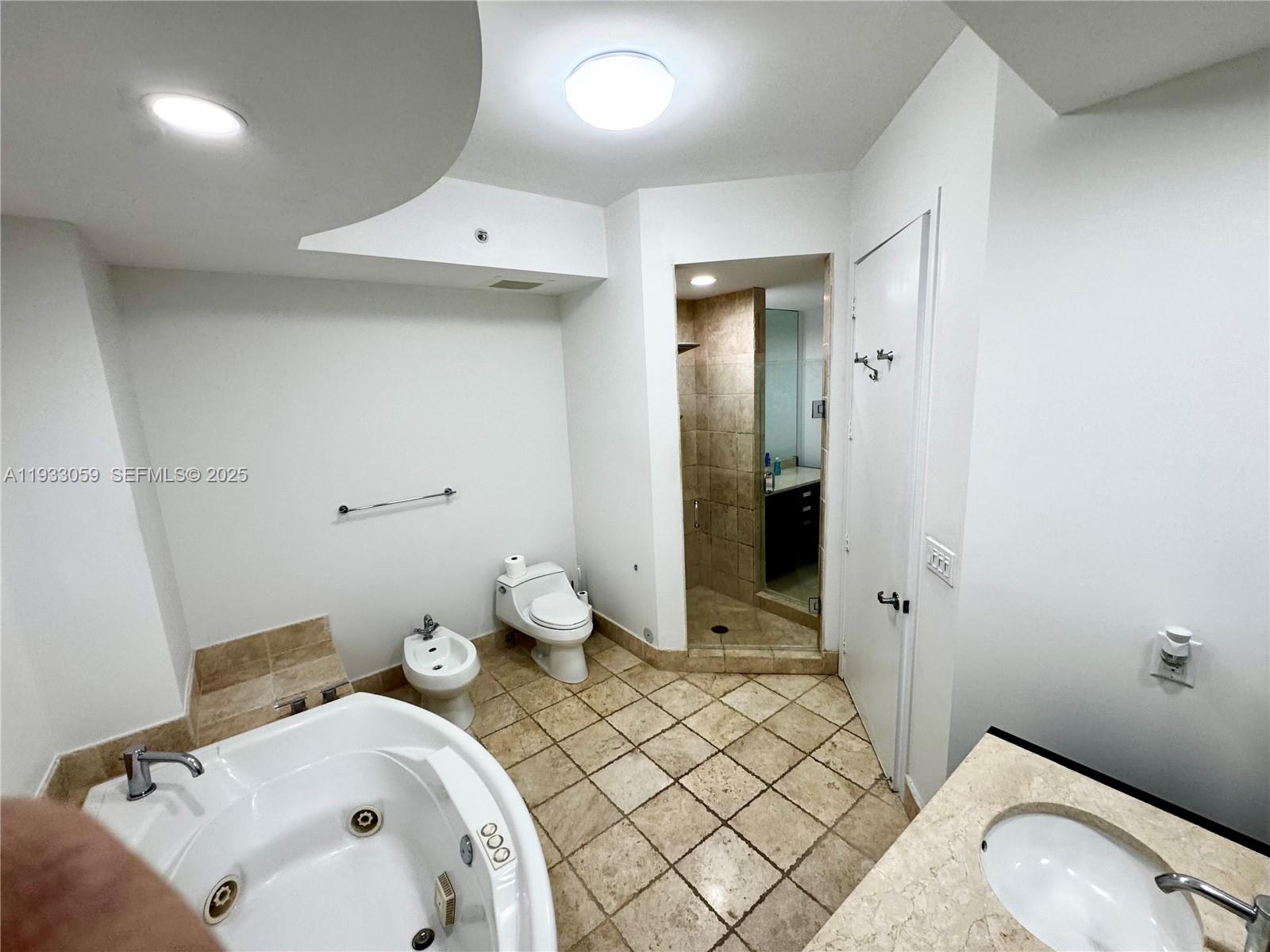 3308 2 / 4 1570 sq. ft. $ 2025-12-18 0 foto