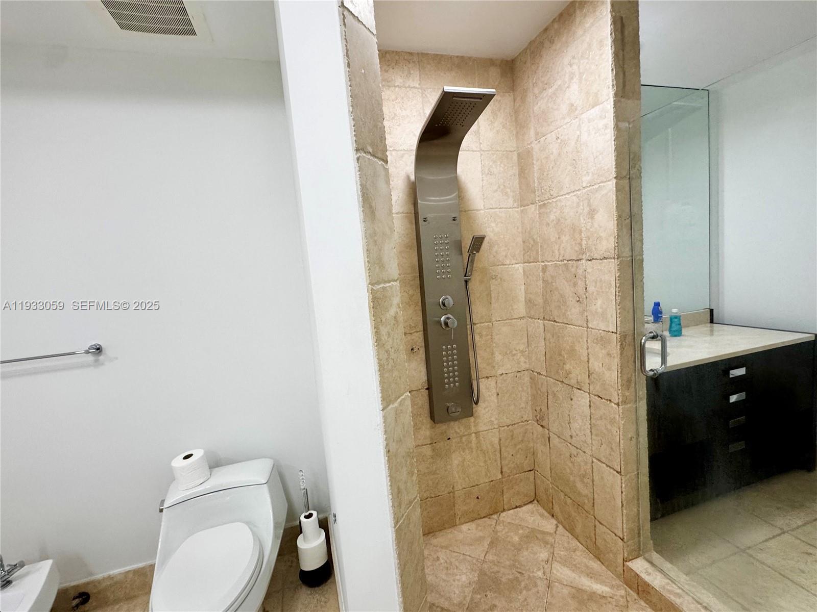 3308 2 / 4 1570 sq. ft. $ 2025-12-18 0 foto