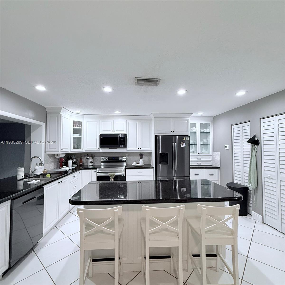 See details 1G 3 / 3 2040 sq. ft. $ 2025-12-19 0 Photo