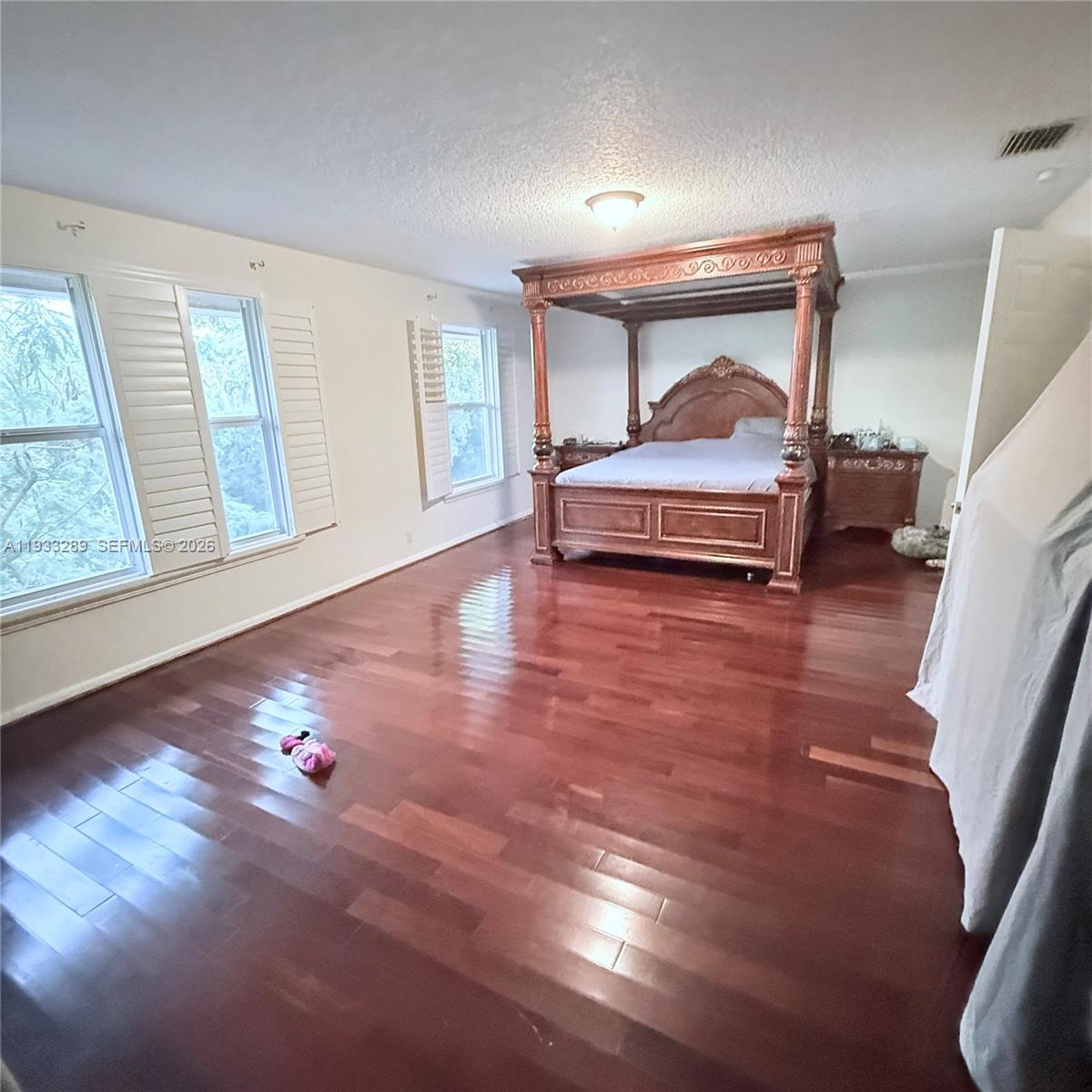 See details 1G 3 / 3 2040 sq. ft. $ 2025-12-19 0 Photo