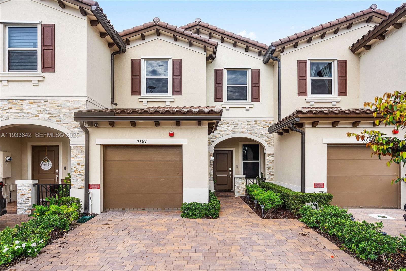 2781 3 / 3 1426 кв.футов $ 2025-12-20 0 Фото