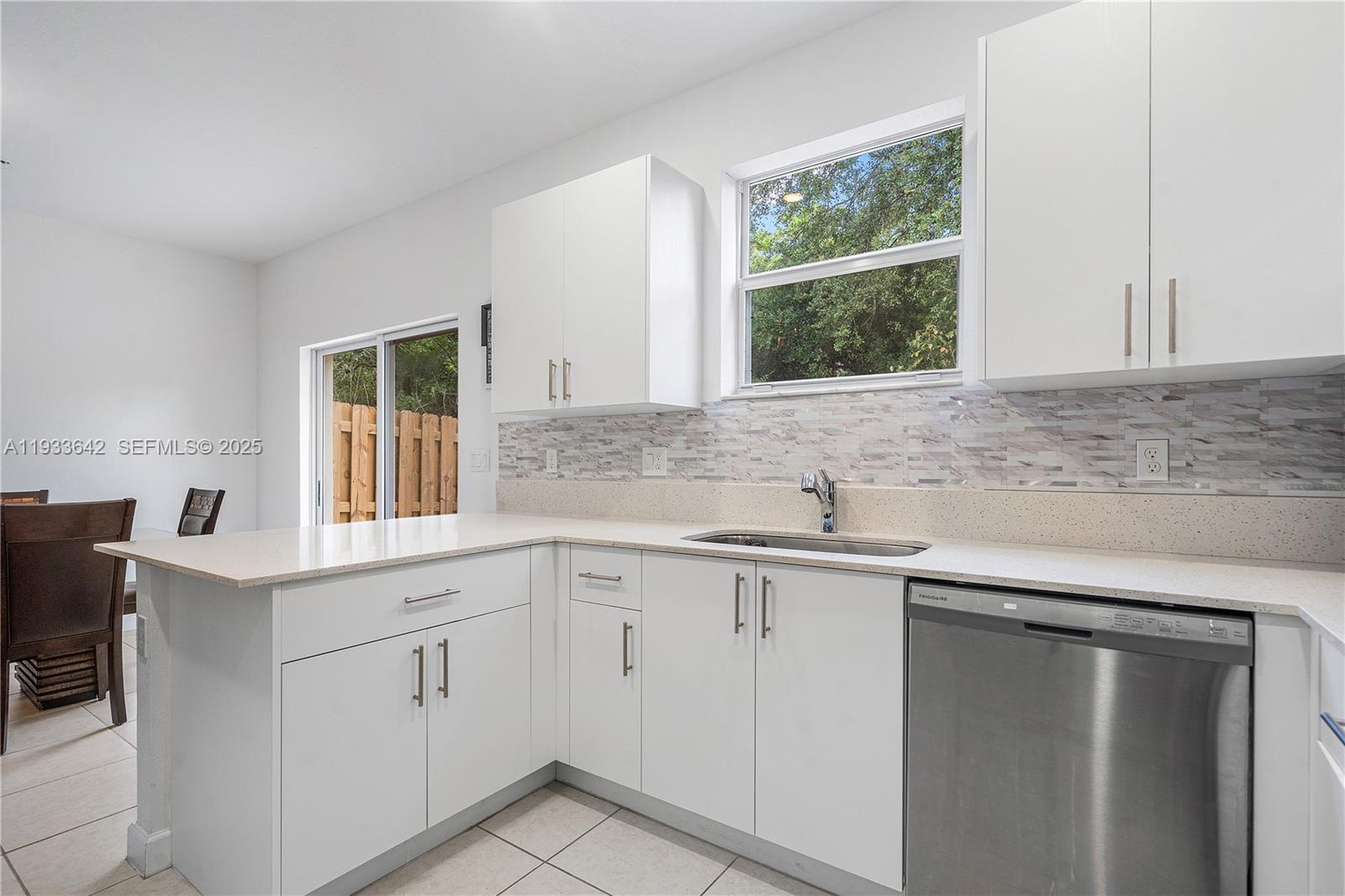 2781 3 / 3 1426 кв.футов $ 2025-12-20 0 Фото