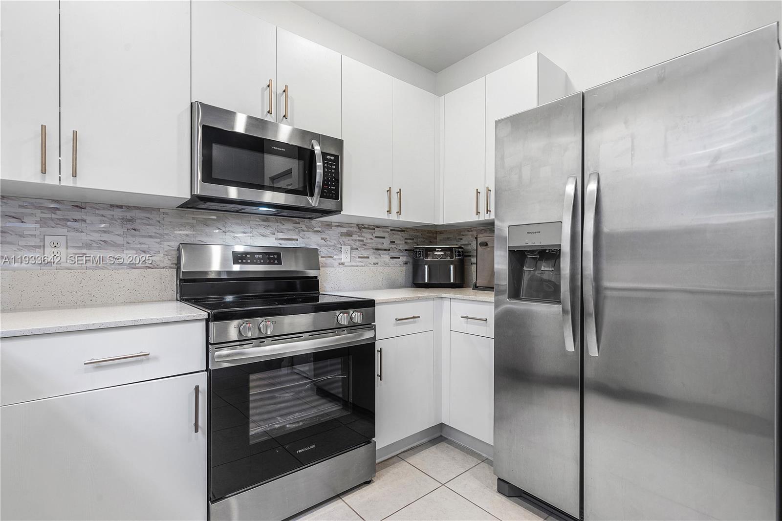 2781 3 / 3 1426 кв.футов $ 2025-12-20 0 Фото