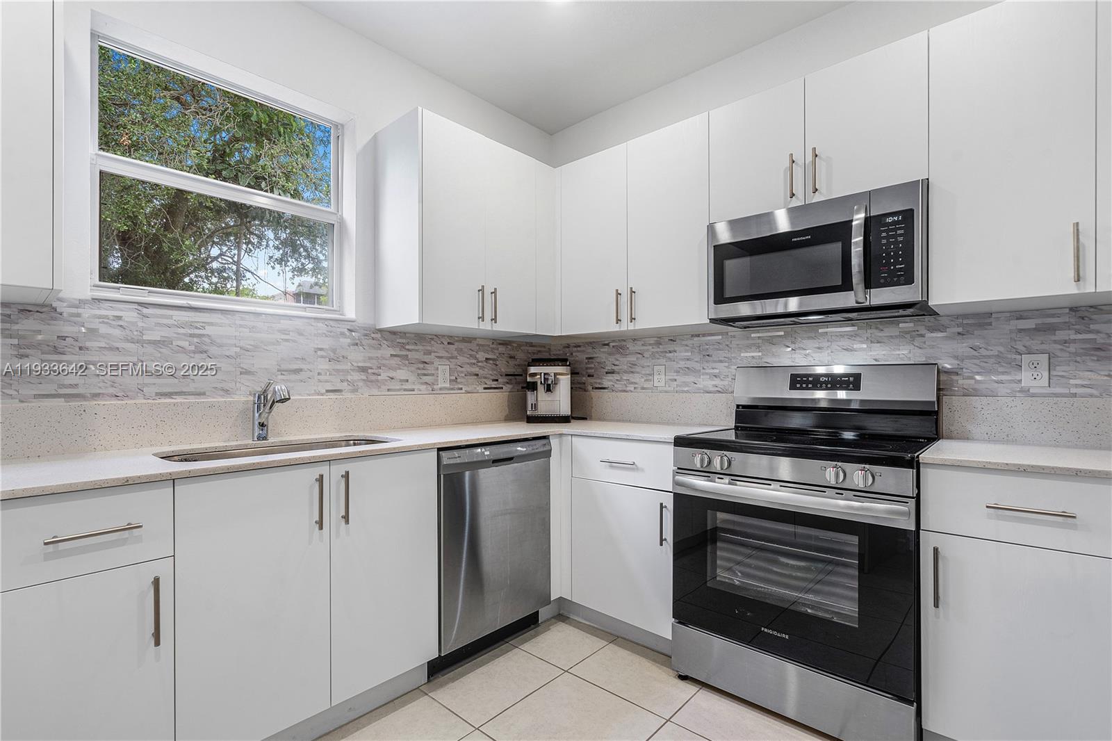 2781 3 / 3 1426 кв.футов $ 2025-12-20 0 Фото