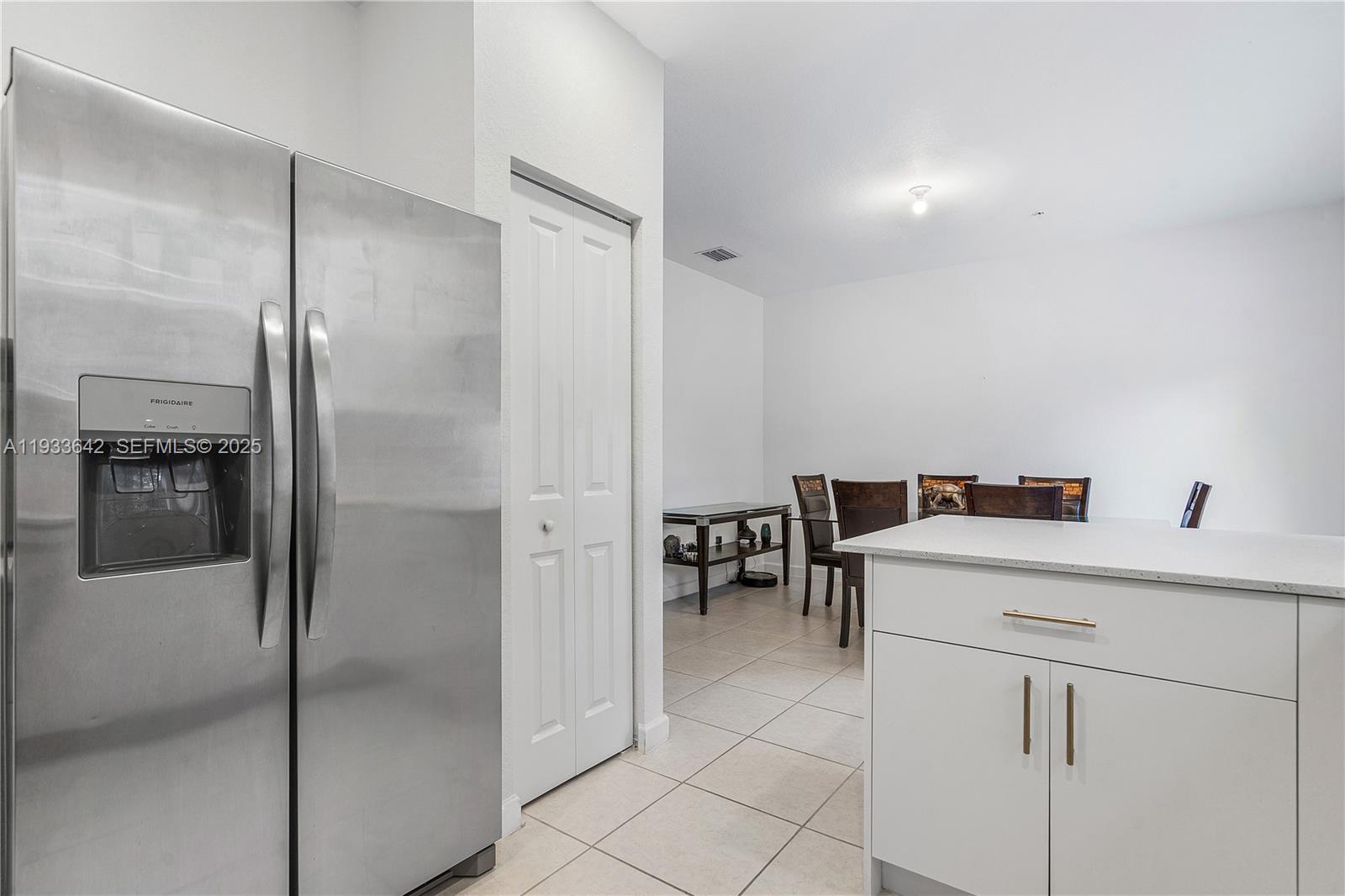 2781 3 / 3 1426 кв.футов $ 2025-12-20 0 Фото