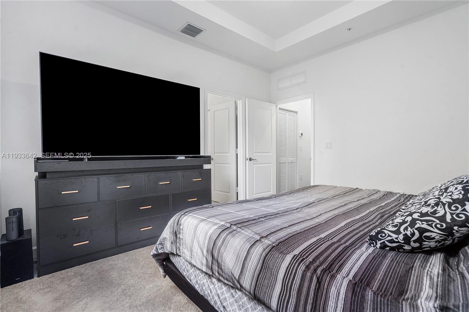 2781 3 / 3 1426 кв.футов $ 2025-12-20 0 Фото