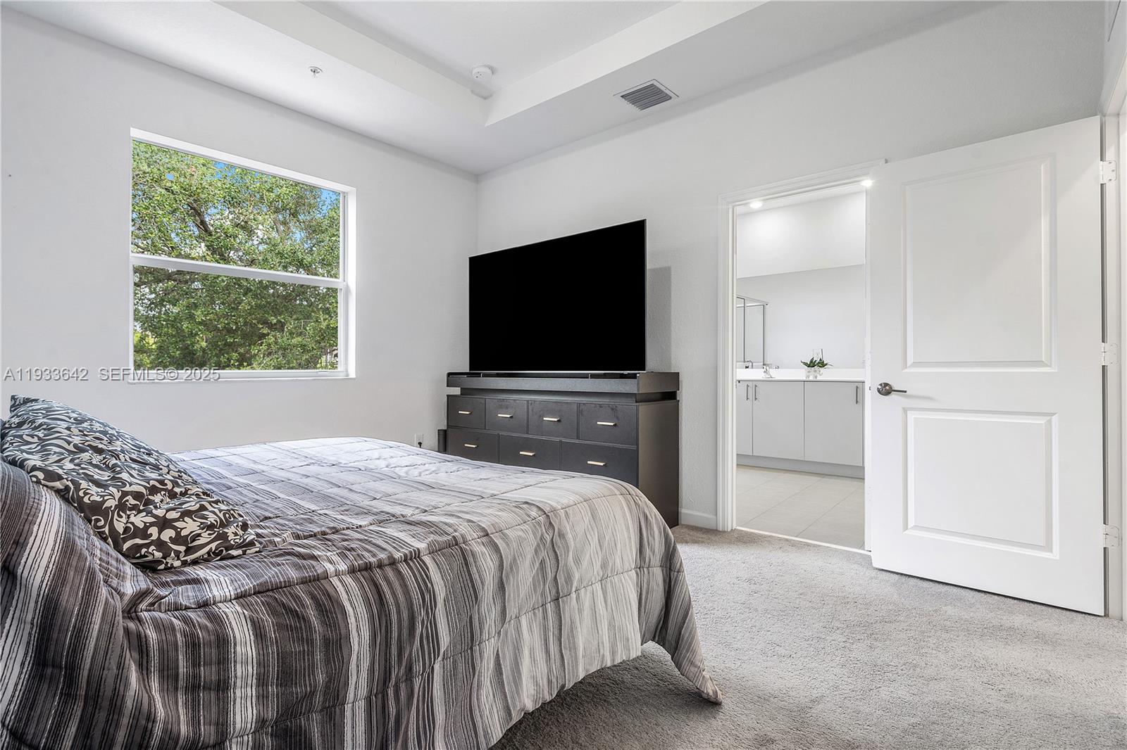 2781 3 / 3 1426 кв.футов $ 2025-12-20 0 Фото