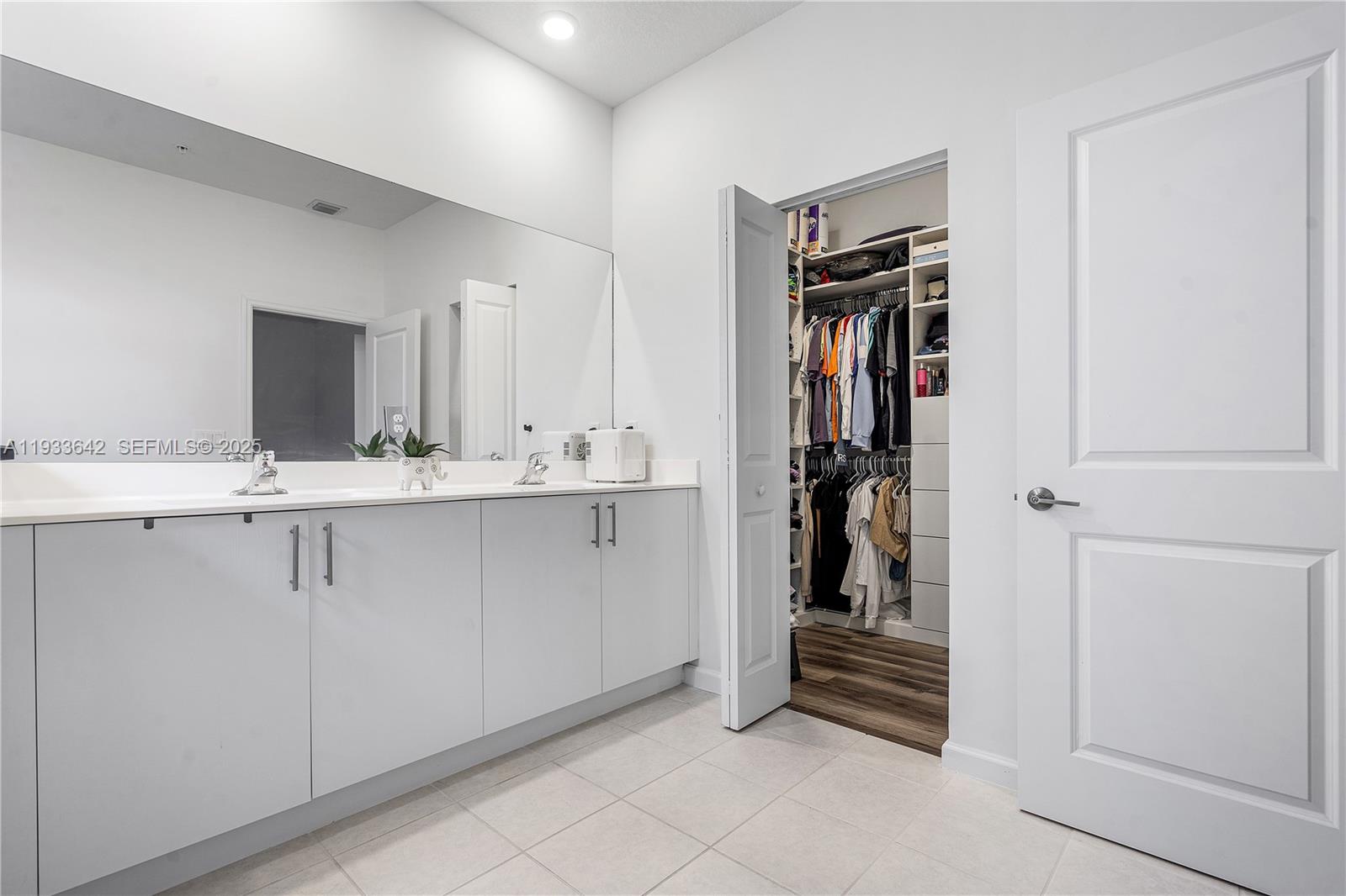 2781 3 / 3 1426 кв.футов $ 2025-12-20 0 Фото