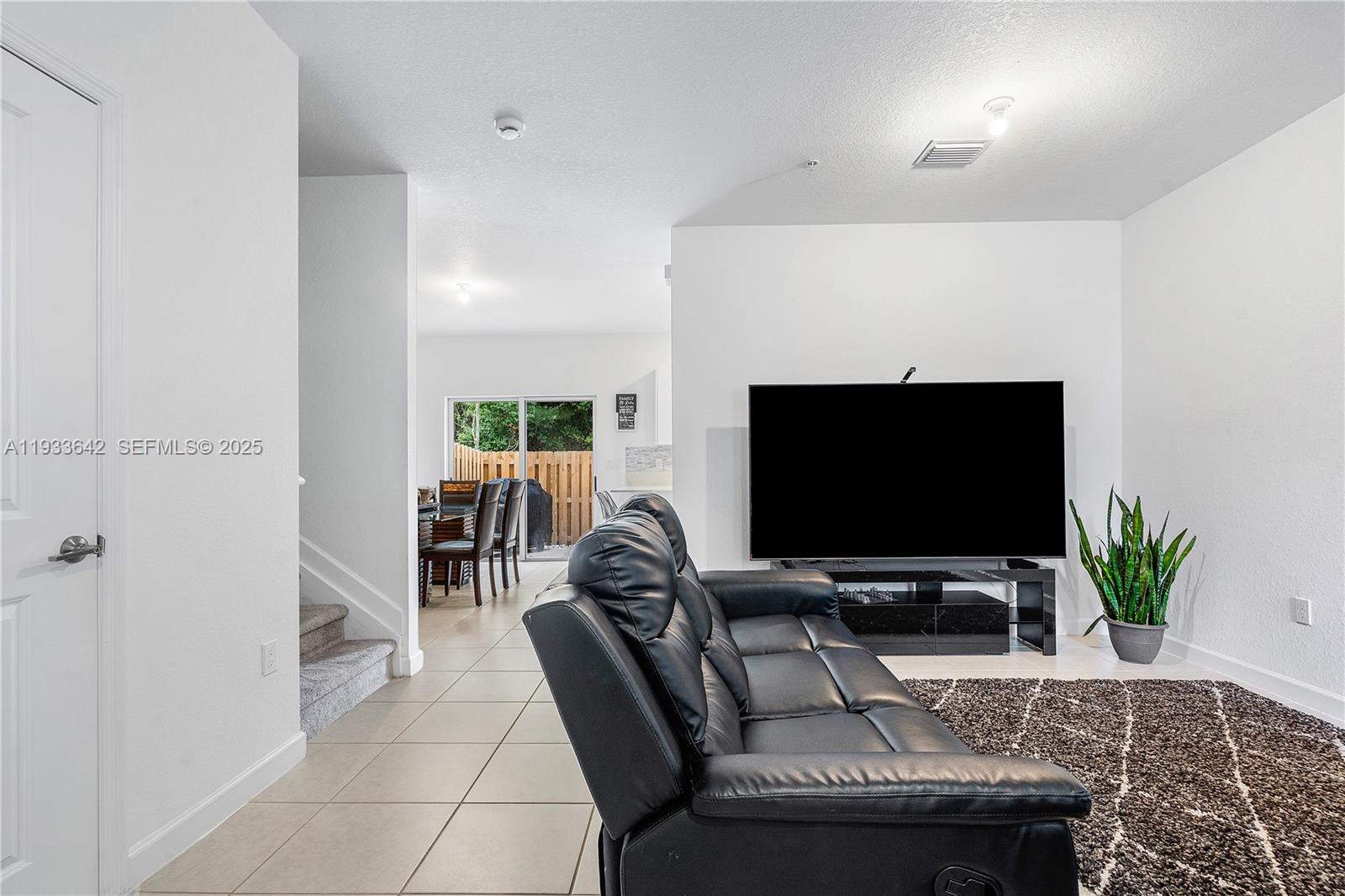 2781 3 / 3 1426 кв.футов $ 2025-12-20 0 Фото