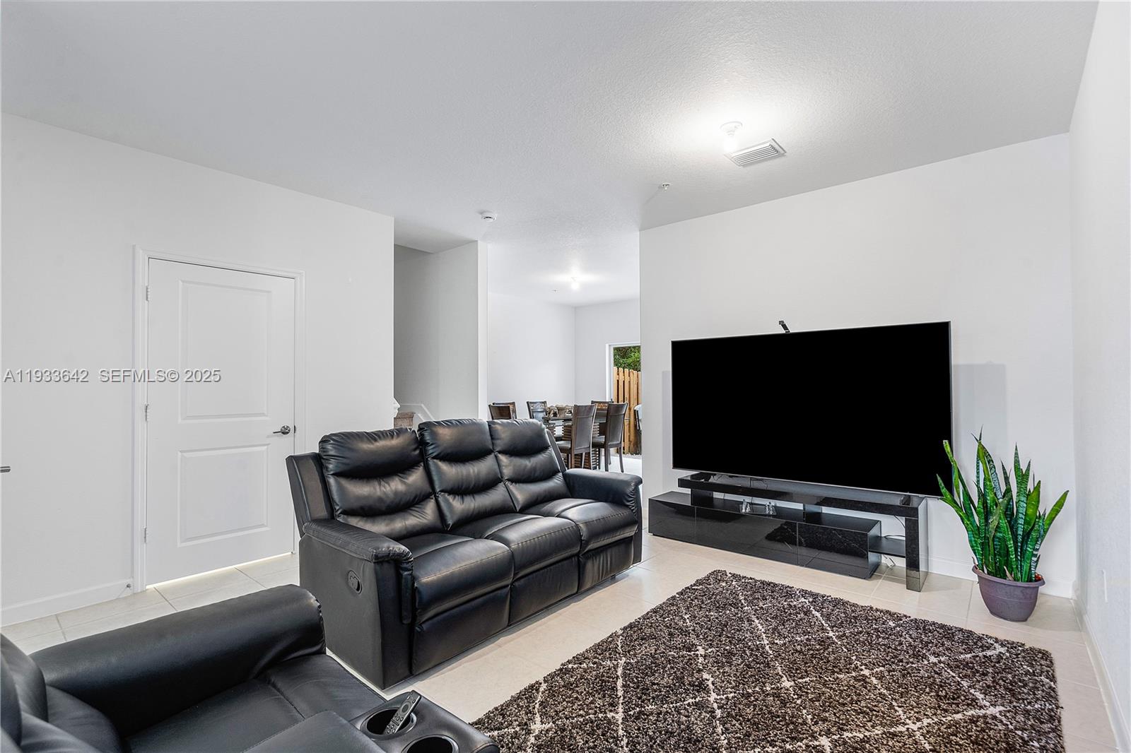 2781 3 / 3 1426 кв.футов $ 2025-12-20 0 Фото