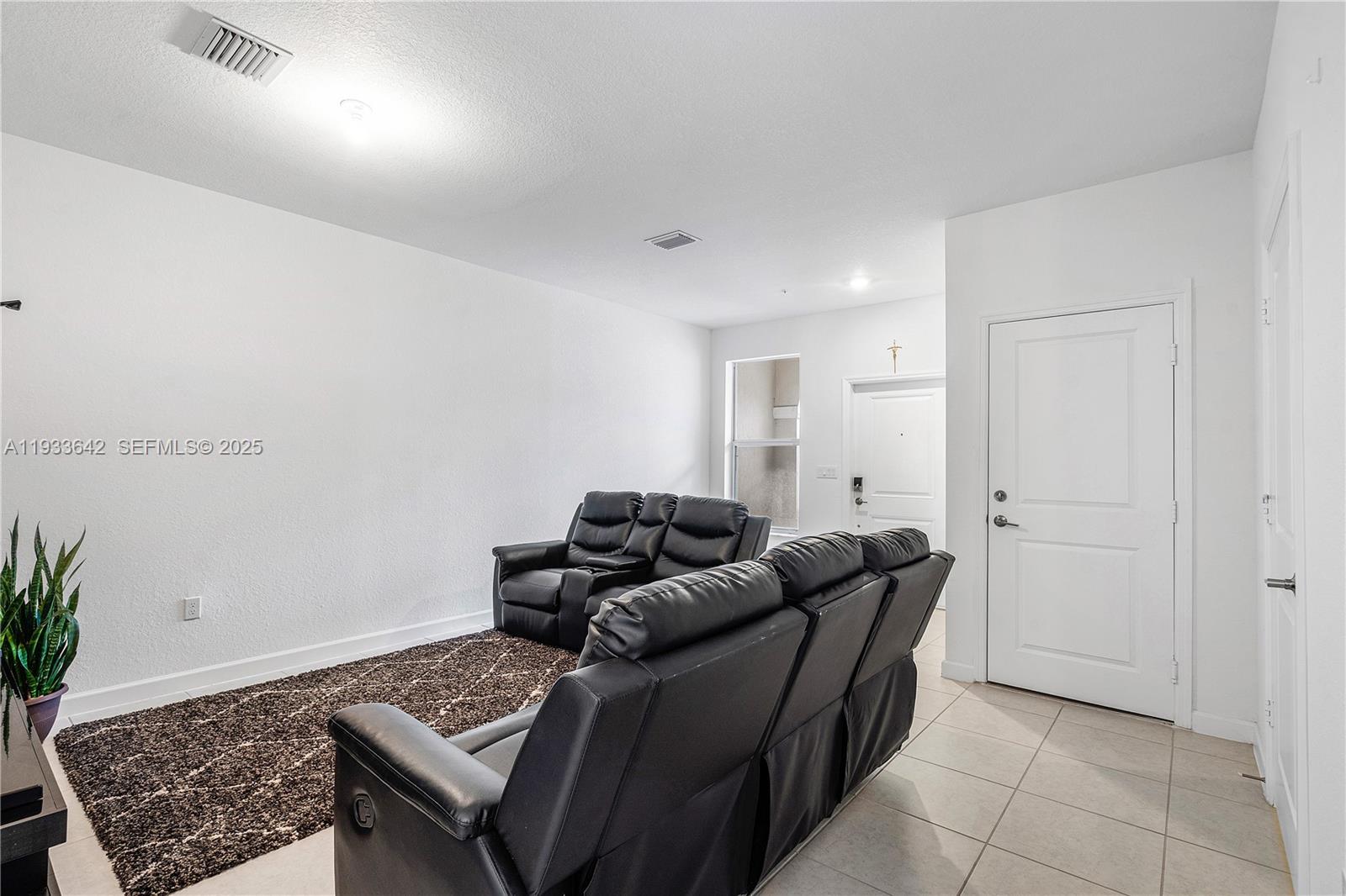 2781 3 / 3 1426 кв.футов $ 2025-12-20 0 Фото