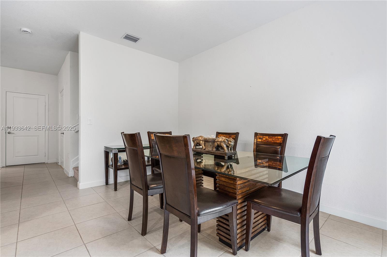 2781 3 / 3 1426 кв.футов $ 2025-12-20 0 Фото