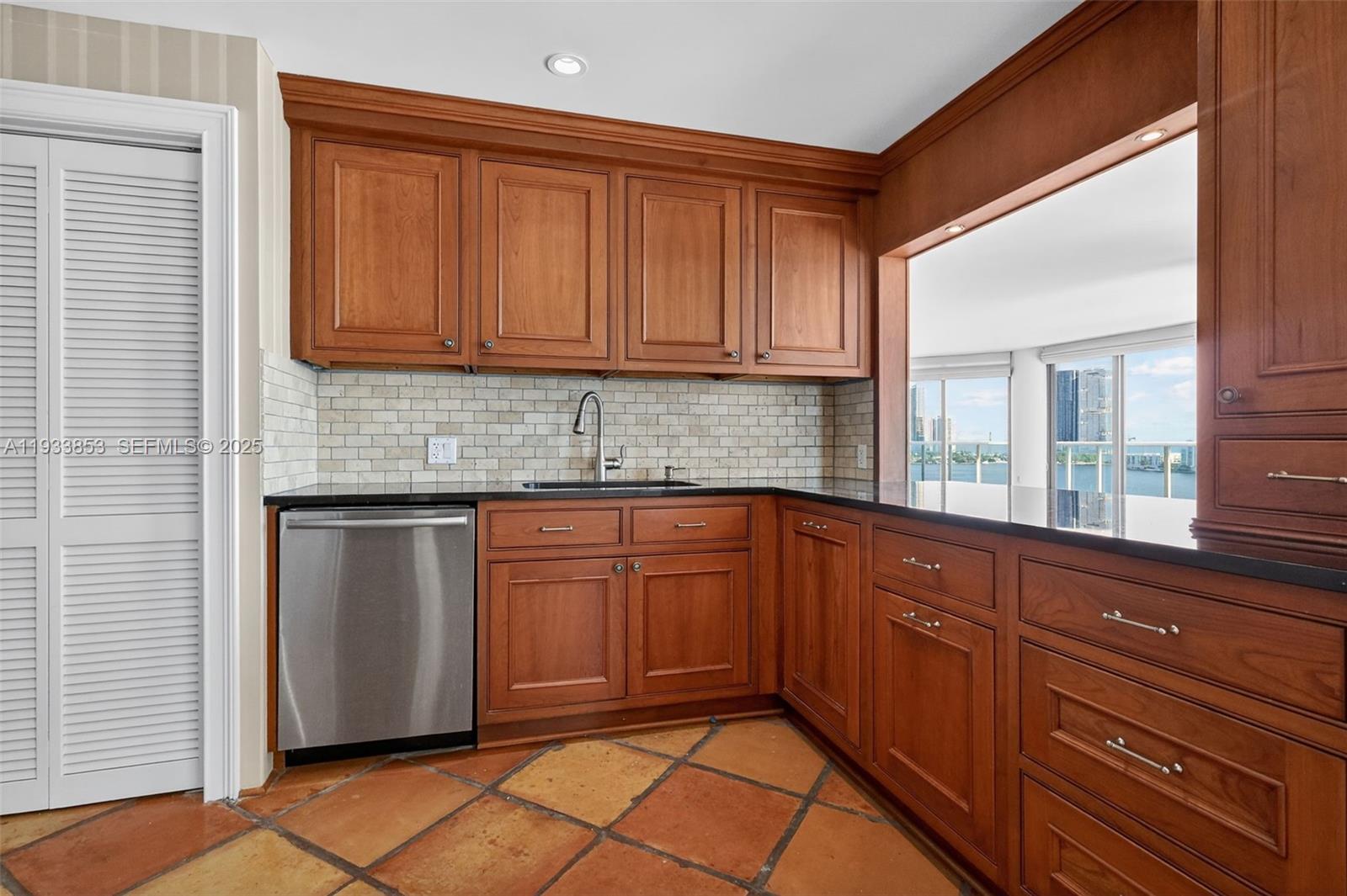 1507 2 / 2 2120 кв.футов $ 2025-12-21 0 Фото