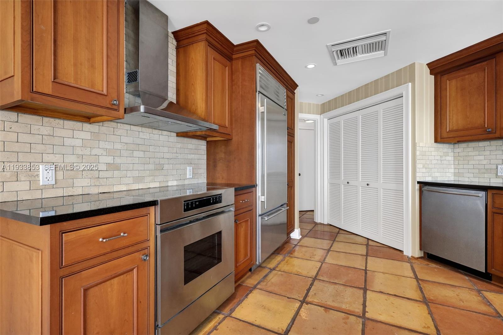 1507 2 / 2 2120 кв.футов $ 2025-12-21 0 Фото