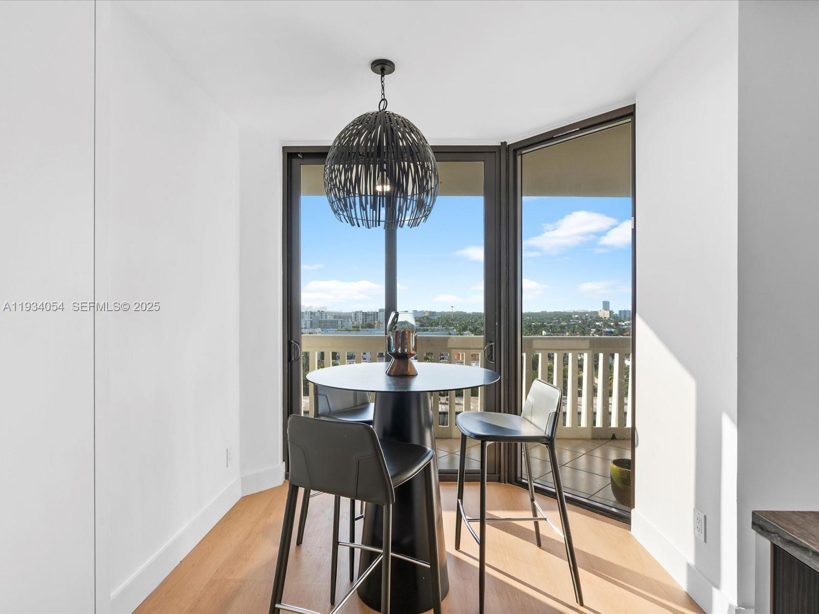 903 2 / 2 1564 sq. ft. $ 2025-12-22 0 foto