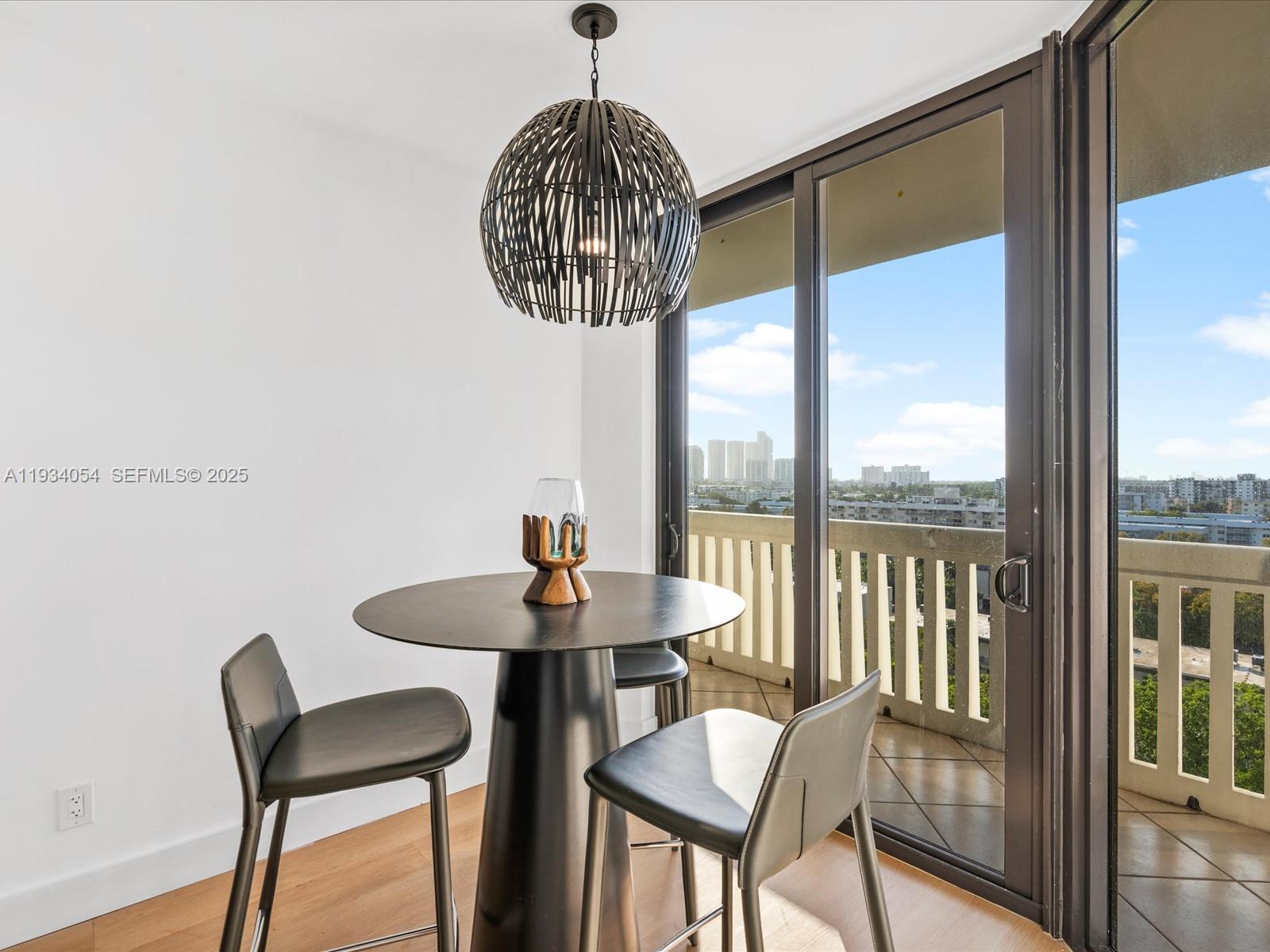 903 2 / 2 1564 sq. ft. $ 2025-12-22 0 foto