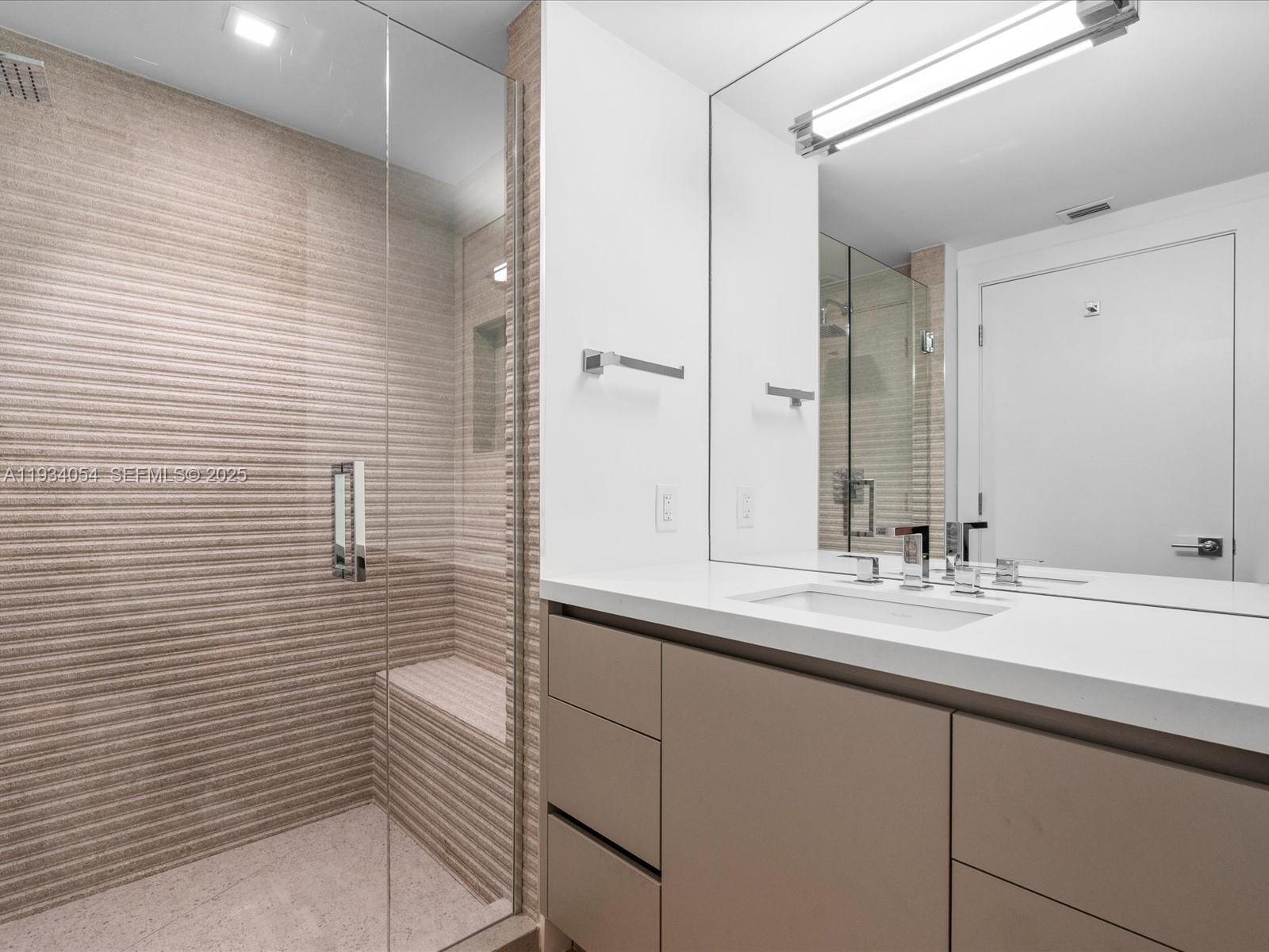 903 2 / 2 1564 sq. ft. $ 2025-12-22 0 foto