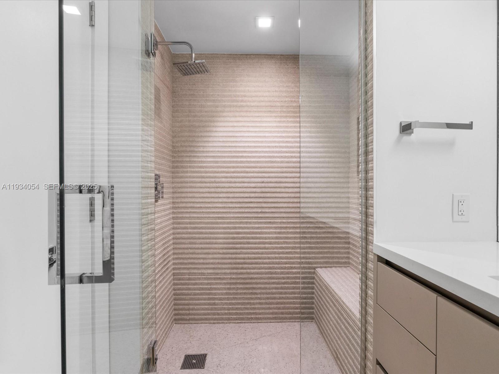 903 2 / 2 1564 sq. ft. $ 2025-12-22 0 foto