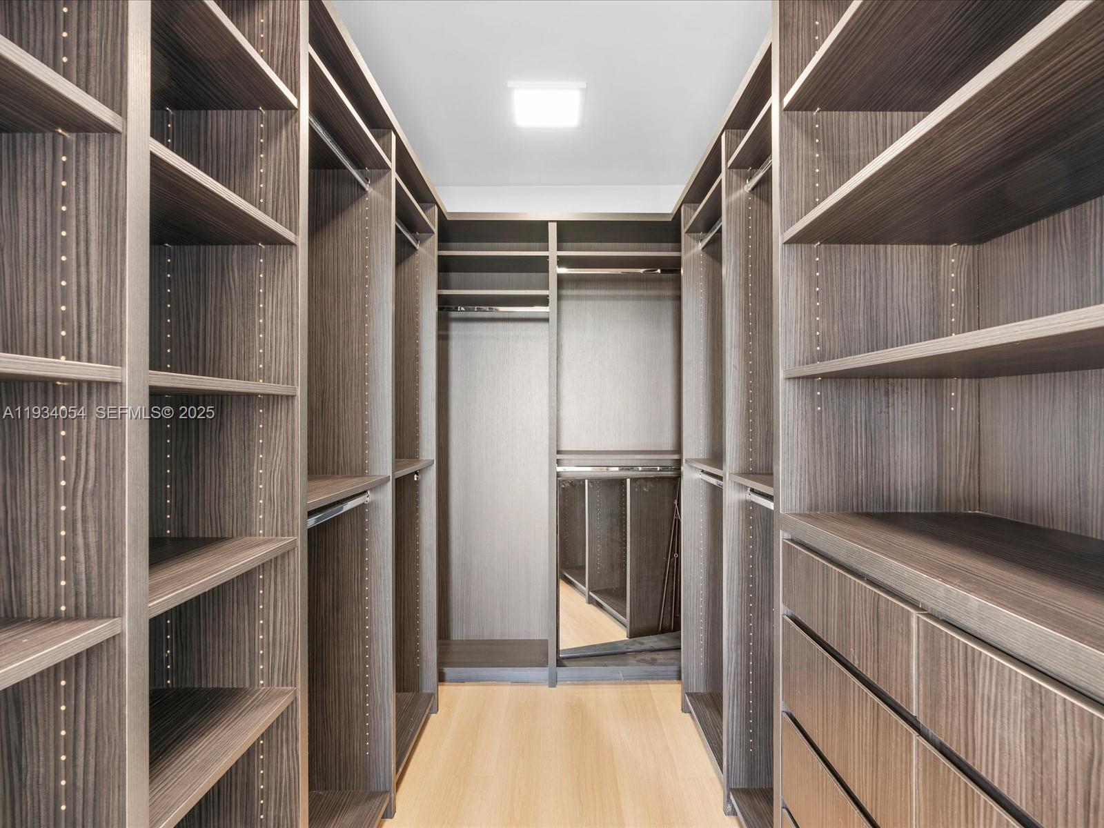 903 2 / 2 1564 sq. ft. $ 2025-12-22 0 foto