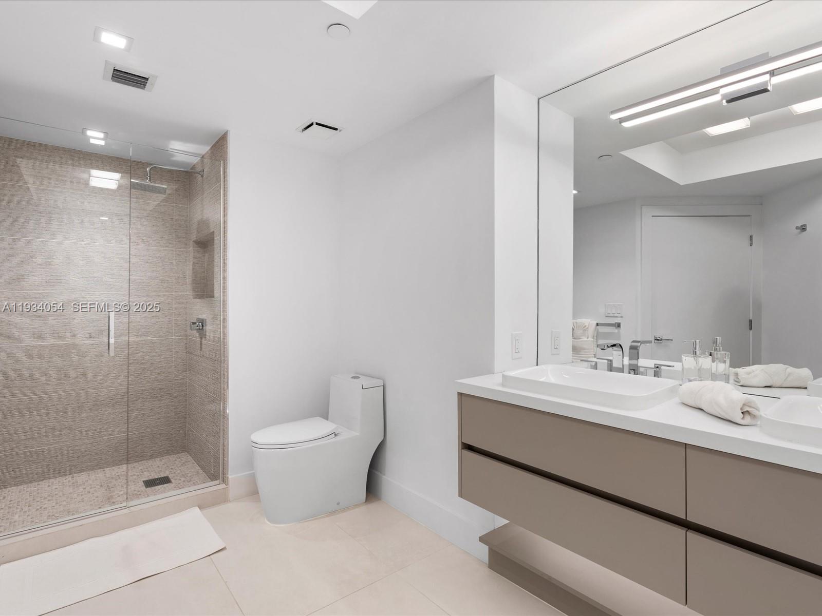 903 2 / 2 1564 sq. ft. $ 2025-12-22 0 foto