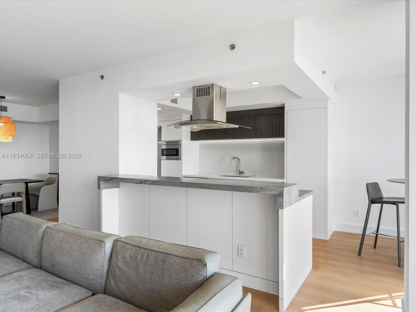 903 2 / 2 1564 sq. ft. $ 2025-12-22 0 foto