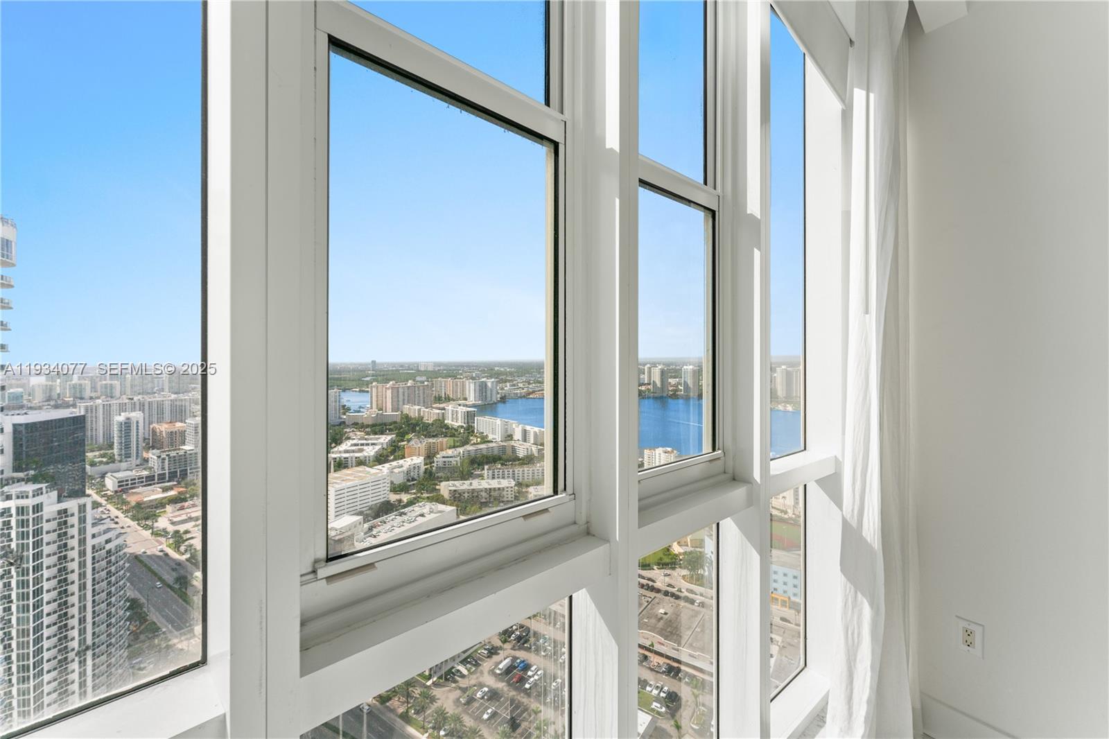 5001 3 / 4 3016 sq. ft. $ 2025-12-22 0 foto