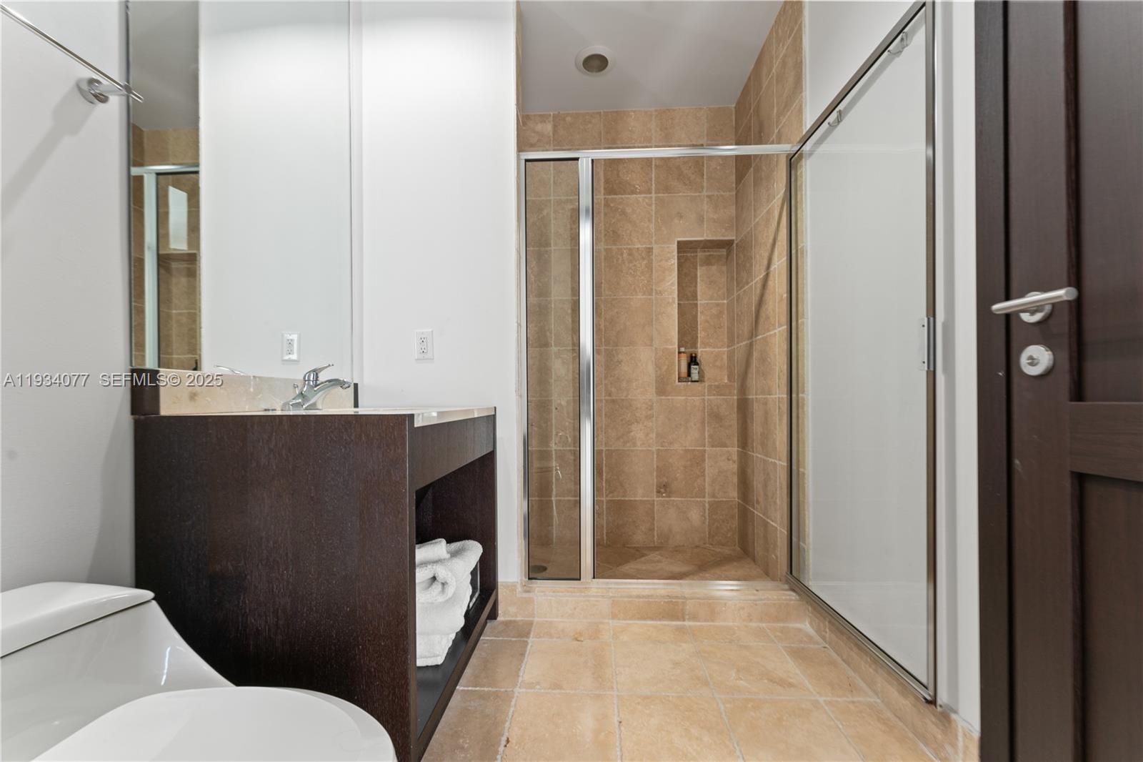 5001 3 / 4 3016 sq. ft. $ 2025-12-22 0 foto