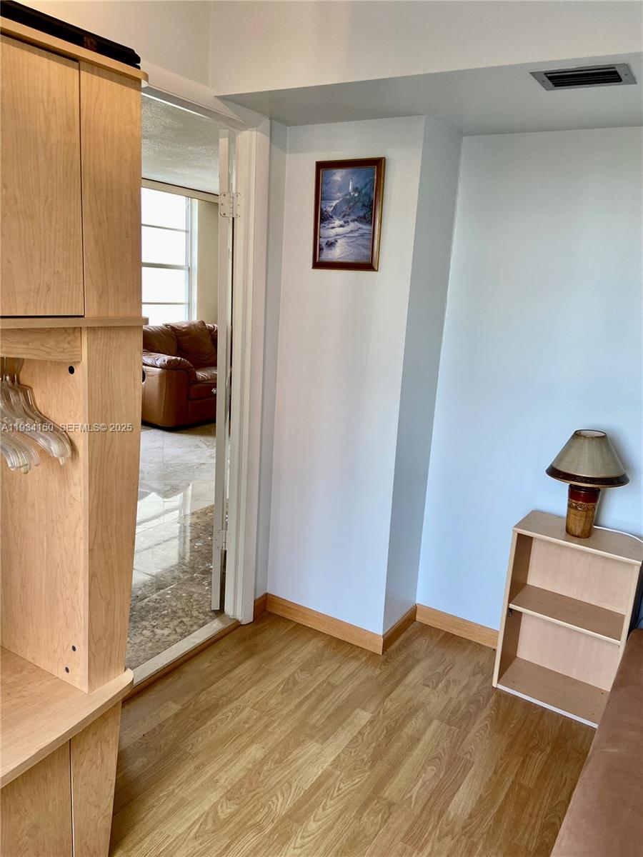 See details 819 2 / 2 1525 sq. ft. $ 2025-12-22 0 Photo