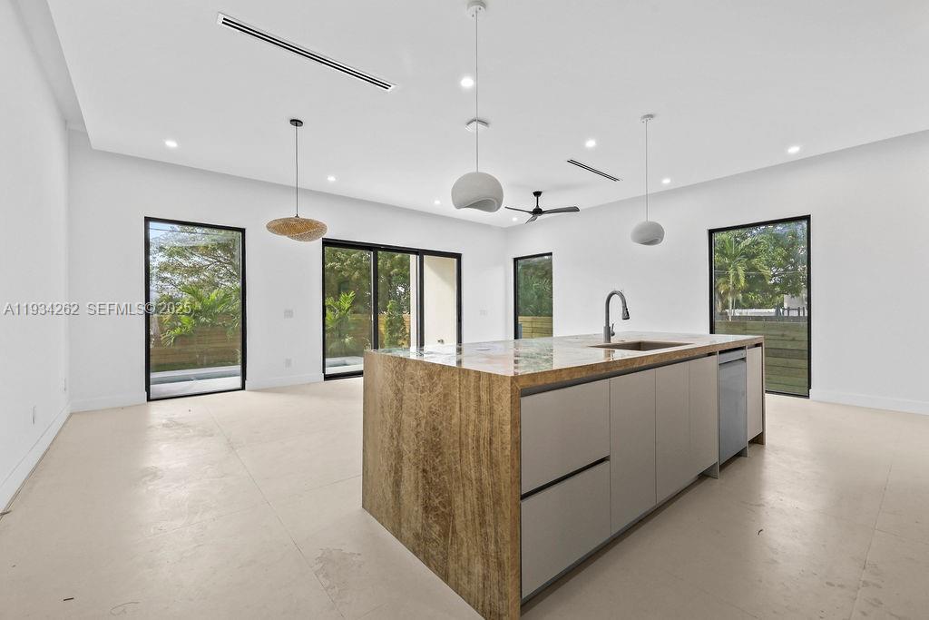   /  4992 sq. ft. $ 2025-12-22 0 foto