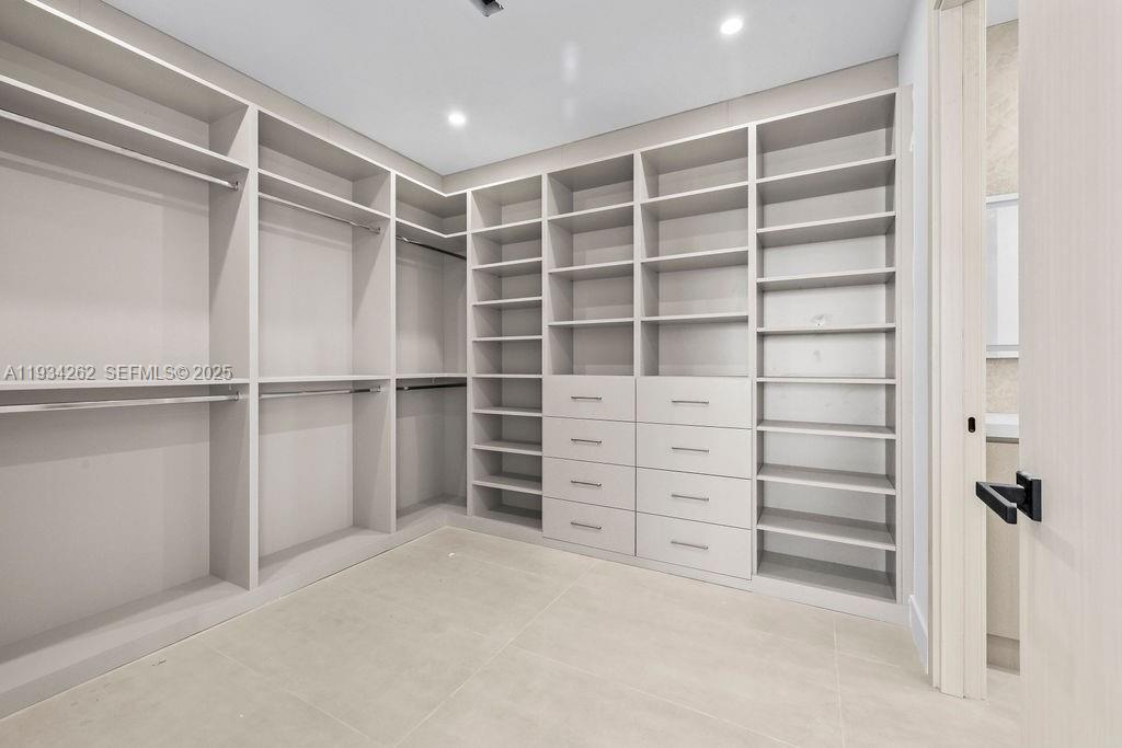   /  4992 sq. ft. $ 2025-12-22 0 foto