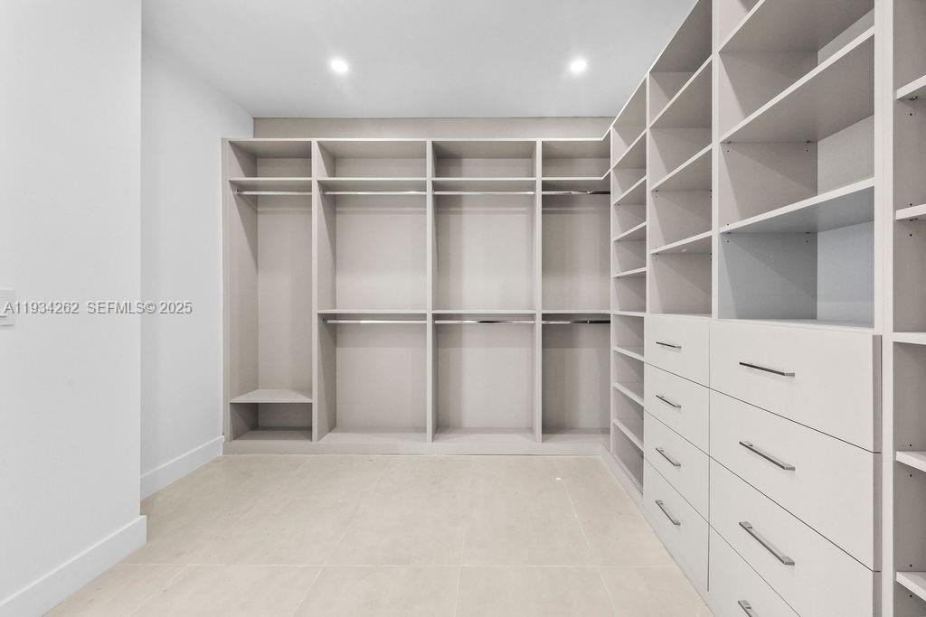   /  4992 sq. ft. $ 2025-12-22 0 foto