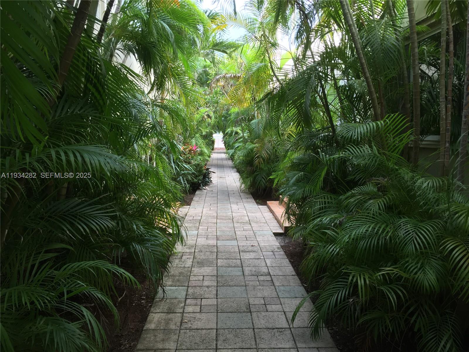 10  /   sq. ft. $ 2025-12-22 0 foto