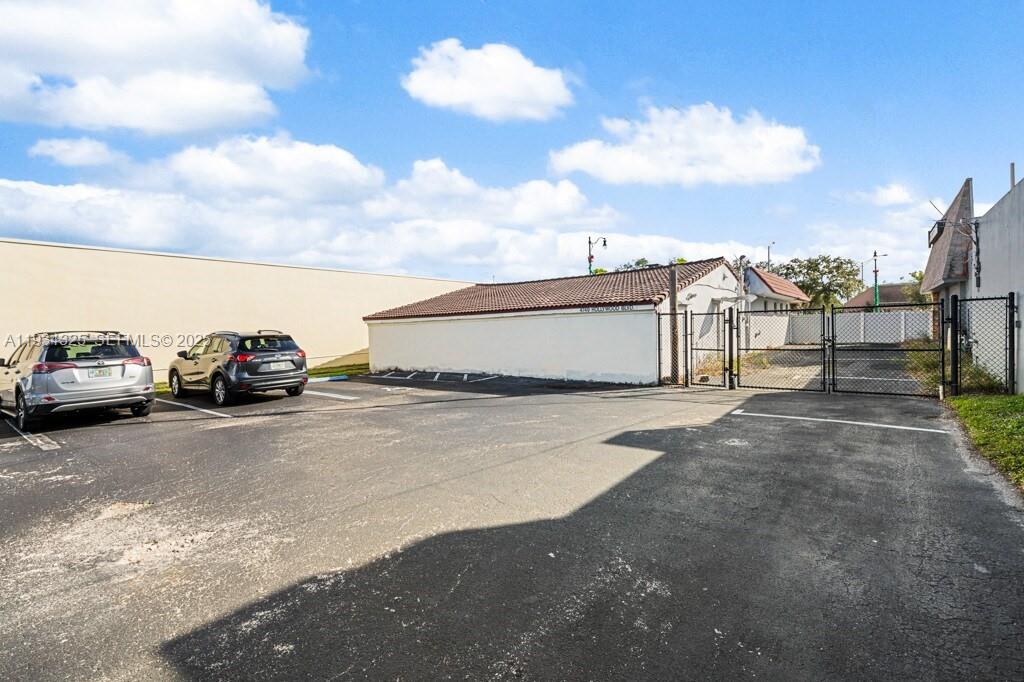   /   кв.футов $ 2025-12-22 0 Фото