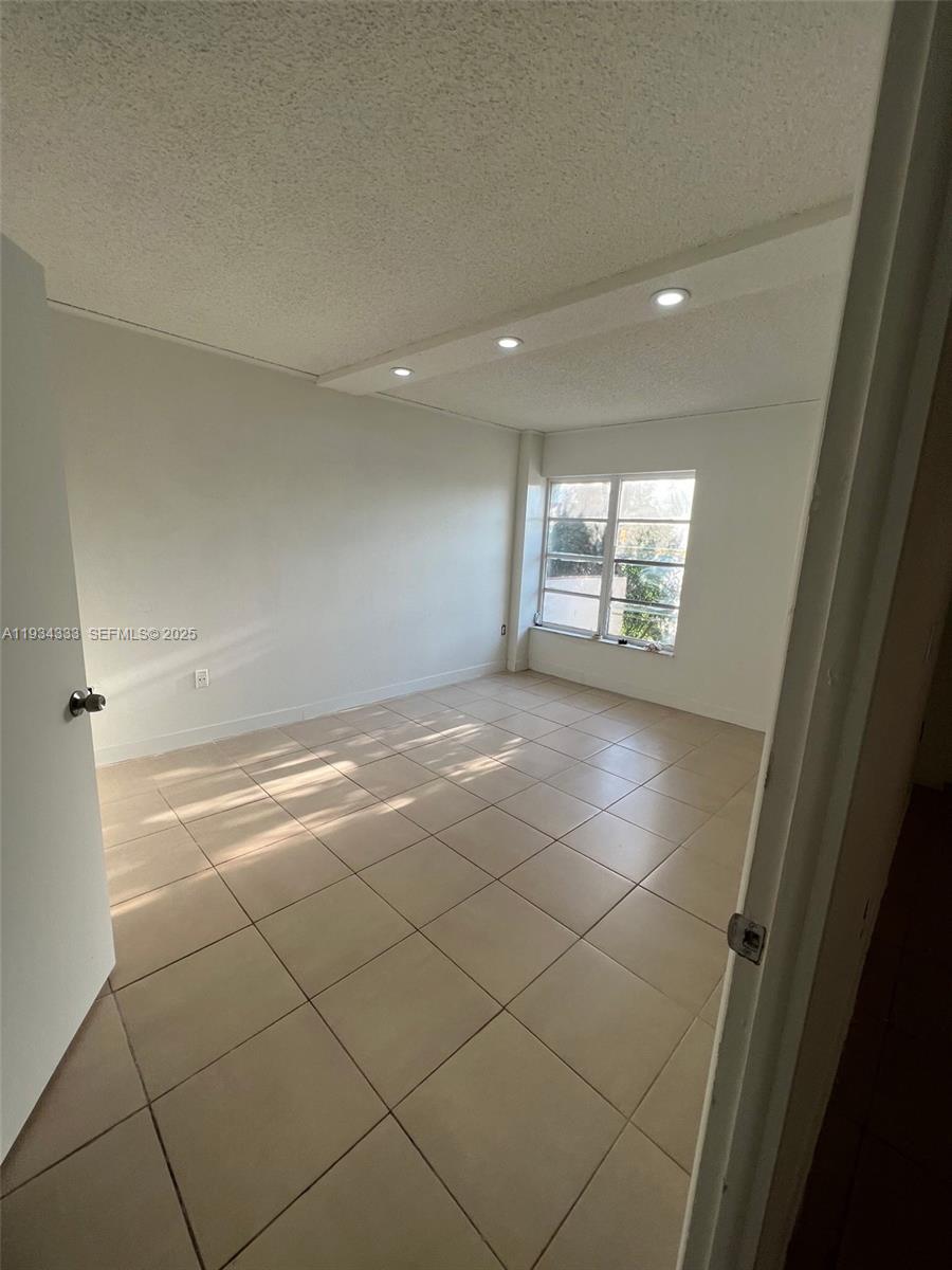 See details 309 2 / 2 972 sq. ft. $ 2025-12-22 0 Photo