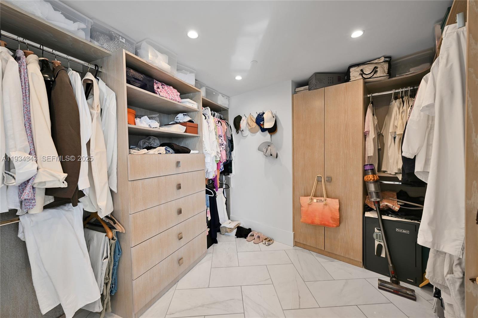 PH4405 3 / 3 2200 sq. ft. $ 2025-12-22 0 foto