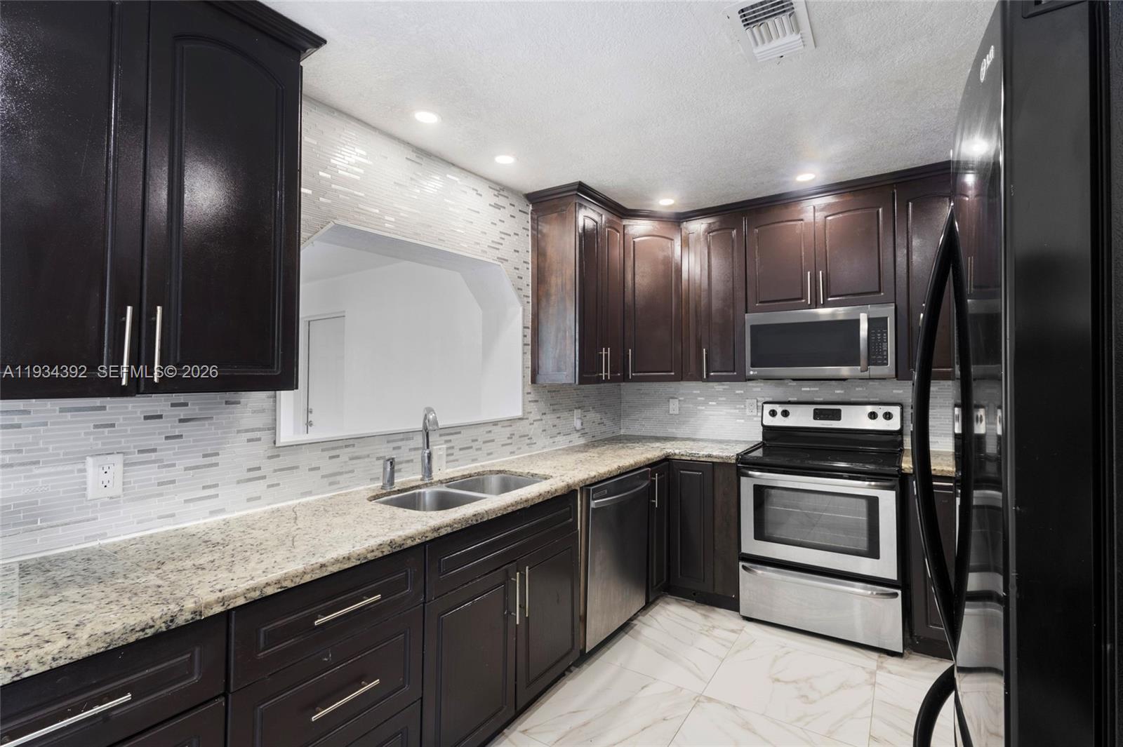   /   sq. ft. $ 2025-12-22 0 Photo