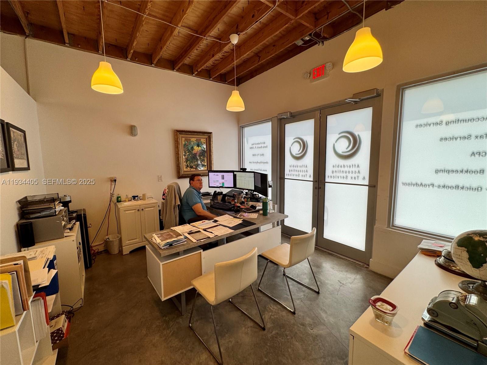   /   кв.футов $ 2025-12-22 0 Фото