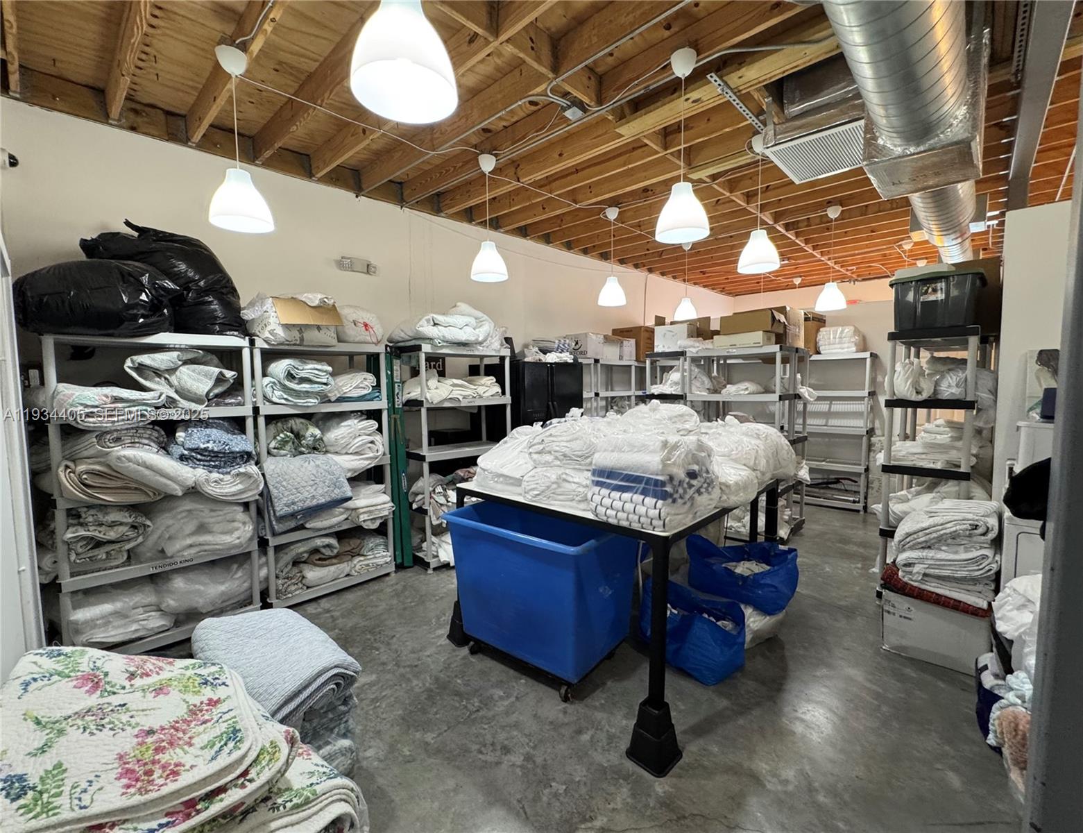   /   кв.футов $ 2025-12-22 0 Фото