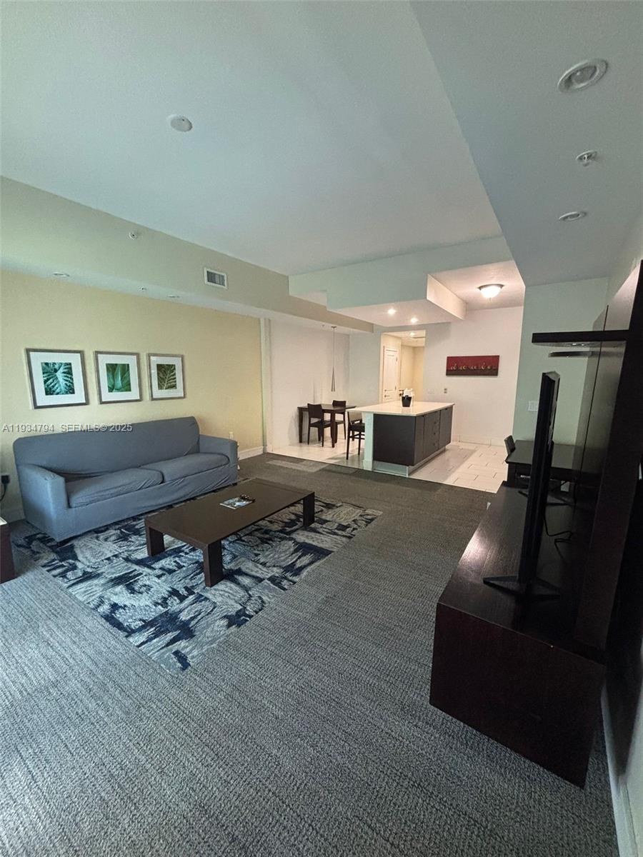 913 3 / 4 2070 sq. ft. $ 2025-12-23 0 foto