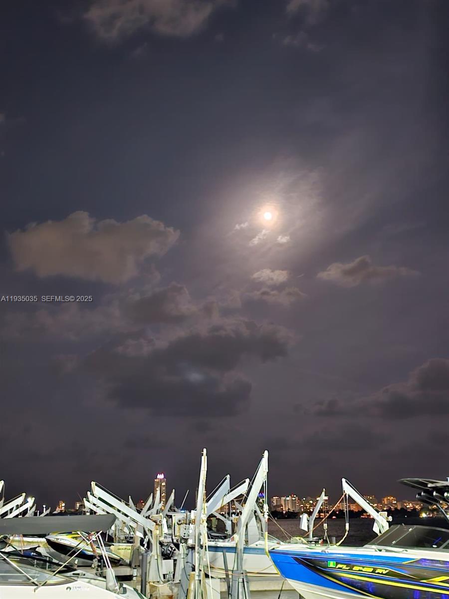   /   кв.футов $ 2025-12-24 0 Фото