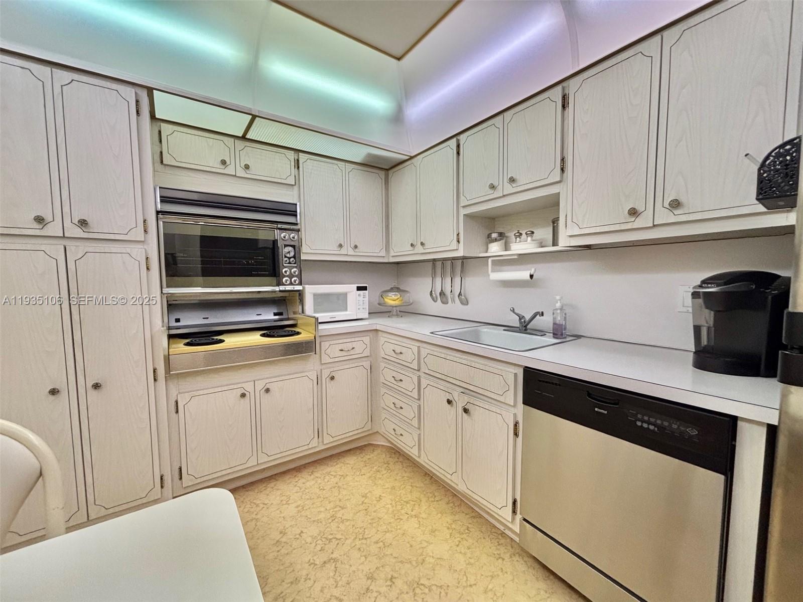 See details 9L 1 / 2 870 sq. ft. $ 2025-12-24 0 Photo