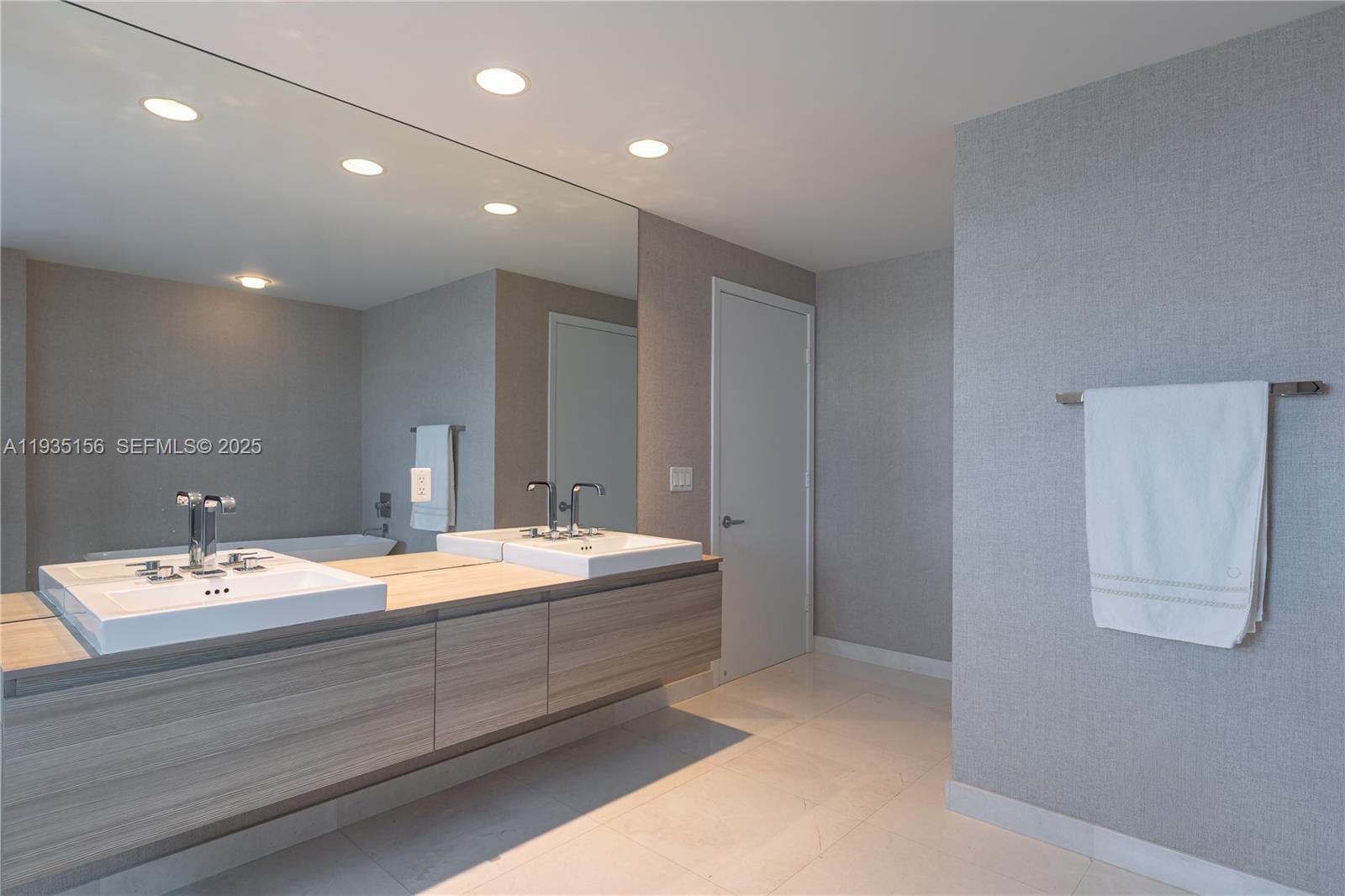 Photo of 17301 Biscayne Blvd #908, North Miami Beach, Florida, 33160 -