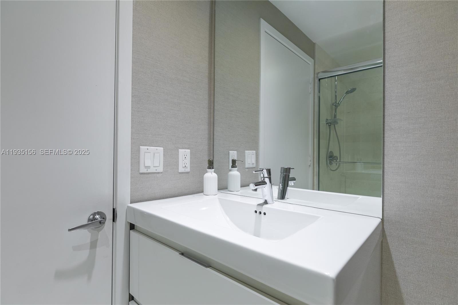 Photo of 17301 Biscayne Blvd #908, North Miami Beach, Florida, 33160 - Full Guest Bath